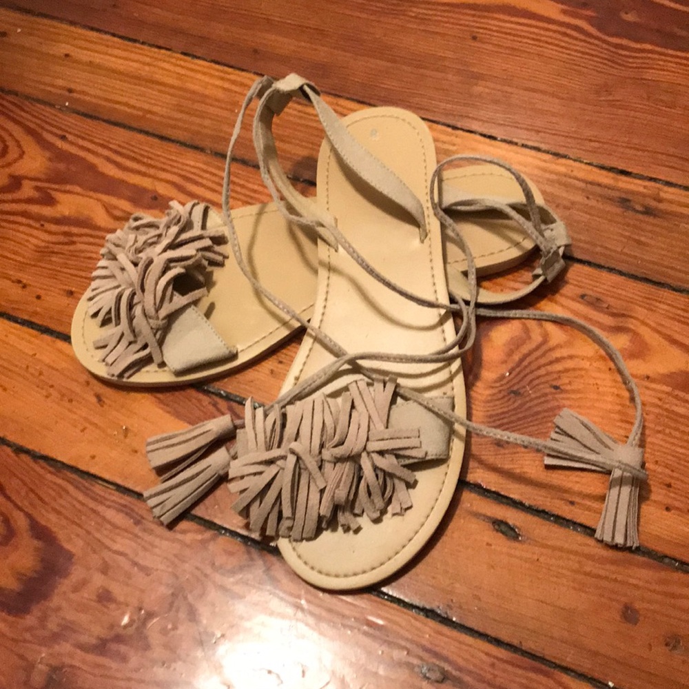 NWOT Tie up sandal.